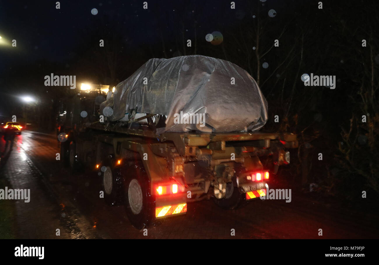Ein Konvoi von Polizei und Militär Fahrzeuge verlassen Salisbury District Hospital als Polizei Auto weggenommen, wird als Truppen eingesetzt. Polizei Antasten der Nerv agent Vergiftung der Spion Sergei Skripal und seiner Tochter zu helfen. Stockfoto Ein Konvoi von Polizei und Militär Fahrzeuge verlassen Salisbury District Hospital als Polizei Auto weggenommen, wird als Truppen eingesetzt. Polizei Antasten der Nerv agent Vergiftung der Spion Sergei Skripal und seiner Tochter zu helfen. Stockfoto