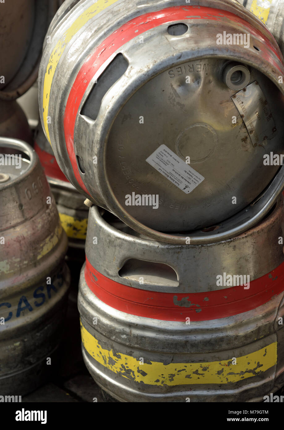 Bierfässer aus Edelstahl mit roten und gelben Bändern Bury lancashire großbritannien Stockfoto