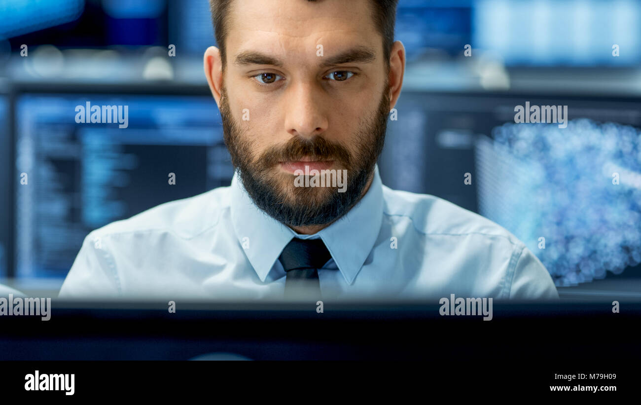 Neuronale Netze und Maschinelles Lernen Ingenieur arbeitet hart an seinem Arbeitsplatz. Mehrere Displays zeigen Neuronales Netz Darstellung. Stockfoto