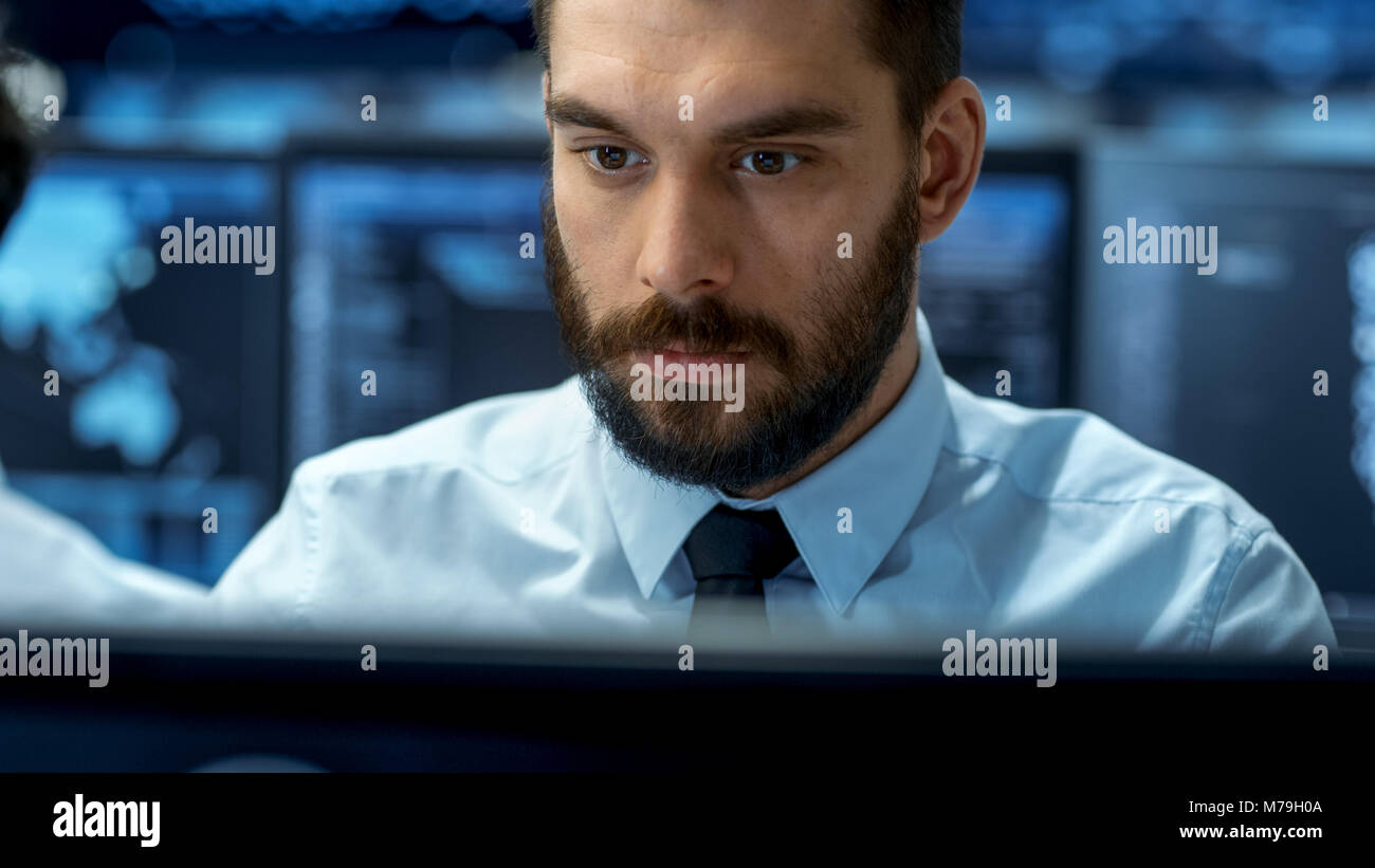 Neuronale Netze und Maschinelles Lernen Ingenieur arbeitet hart an seinem Arbeitsplatz. Mehrere Displays zeigen Neuronales Netz Darstellung. Stockfoto