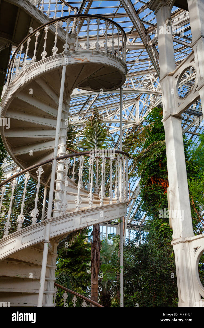 Viktorianische Wendeltreppe von Palmenhaus in Kew Gardens botanischer Garten, im Südwesten von London, UK, UNESCO Weltkulturerbe Stockfoto