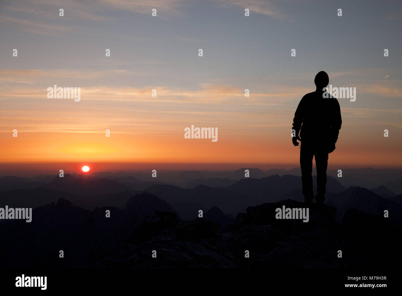 Wanderer in die birkkarspitze, Karwendelgebirge, Tagesanbruch, Tirol, Österreich, Stockfoto