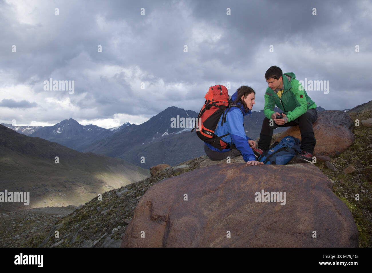 Bergwanderung Fluchtkogel, Bergsteiger mit GPS Satmap, Ötztaler Alpen, Tirol, Österreich, Stockfoto