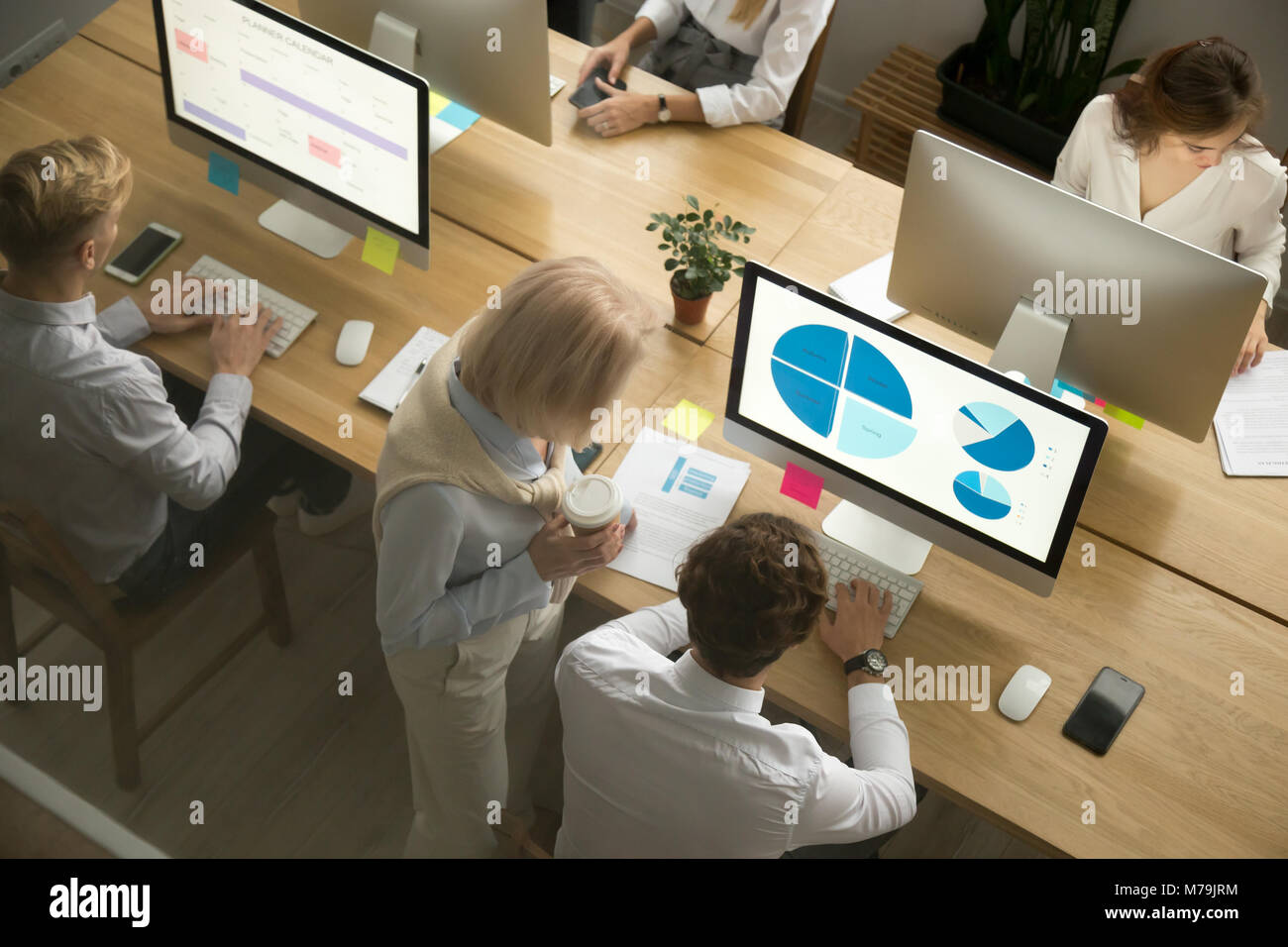 Mitarbeiter am Computer im Büro zusammen arbeiten, oben Stockfoto