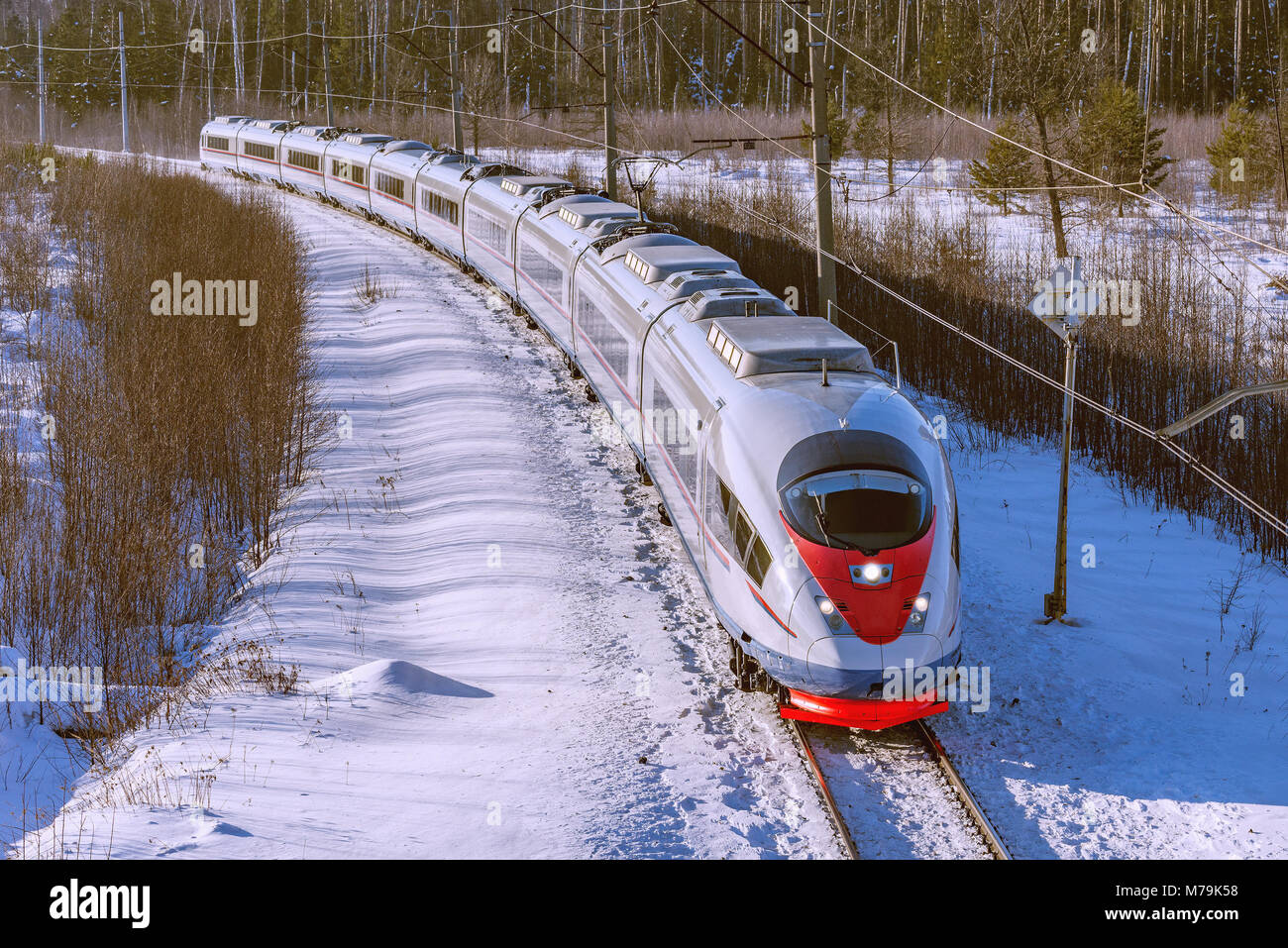 Moderne Hochgeschwindigkeitszug bewegt sich schnell im Winter morgen Zeit. Stockfoto