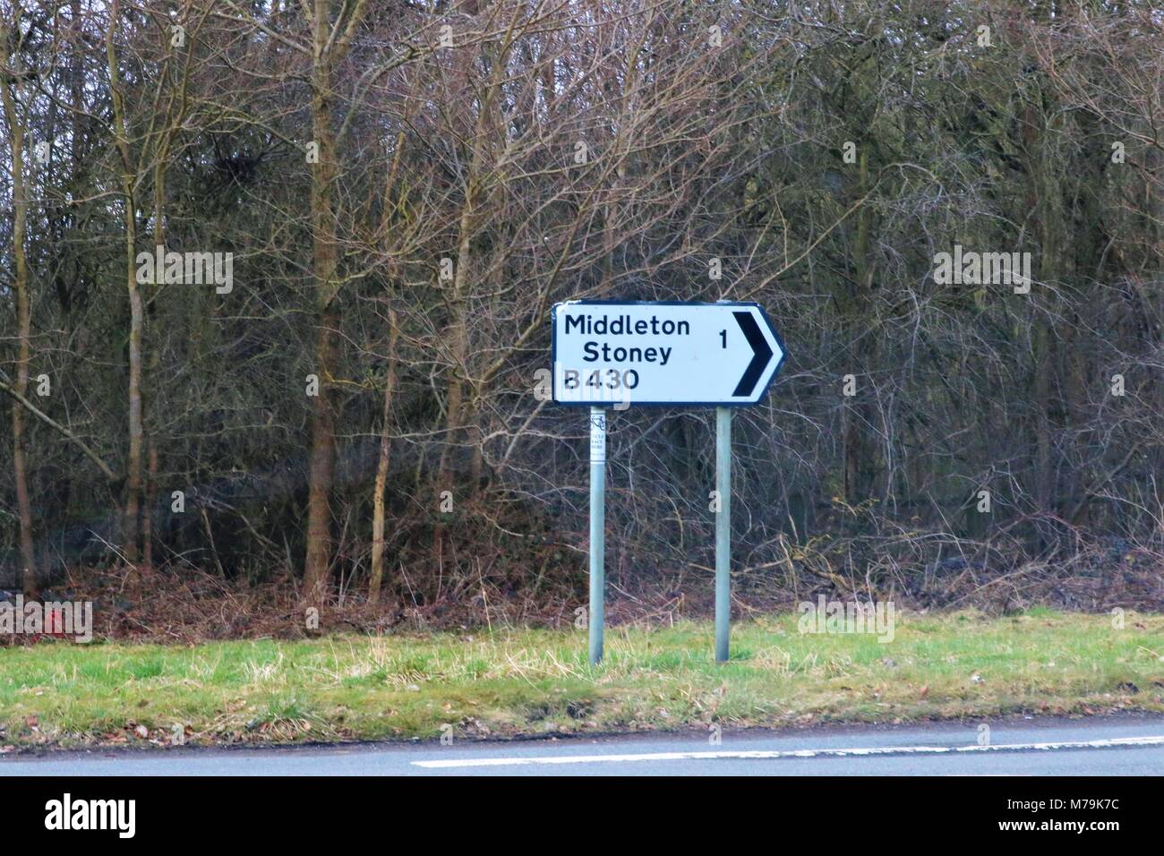Verkehrsinformationen zeichen Middleton Stoney B 430 1 Meile in Oxfordshire, UK Stockfoto