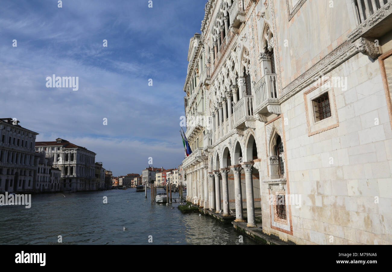 Venedig, Italien - 31.12.2015: antike Palast genannt Ca D'Oro bedeutet das Goldene Haus in italienischer Sprache und Wasser auf den Canal Grande Stockfoto