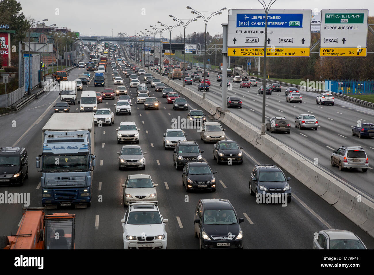 Luftbild an einer Straße mit vielen Autos im Stau auf Nördlich der Moskauer Ringautobahn (MKAD), Russland stehen. Stockfoto