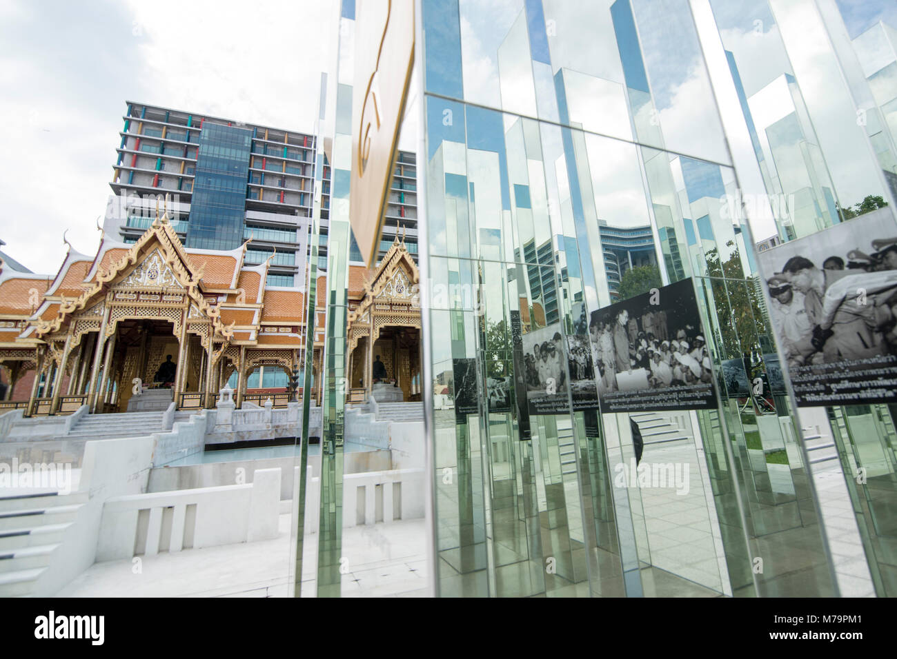 Ein Denkmal des Königs Bhumipol am Bimukstan Siriraj Museum im Siriraj Krankenhaus in Wang Lang in Thonburi in Bangkok in Thailand. Stockfoto