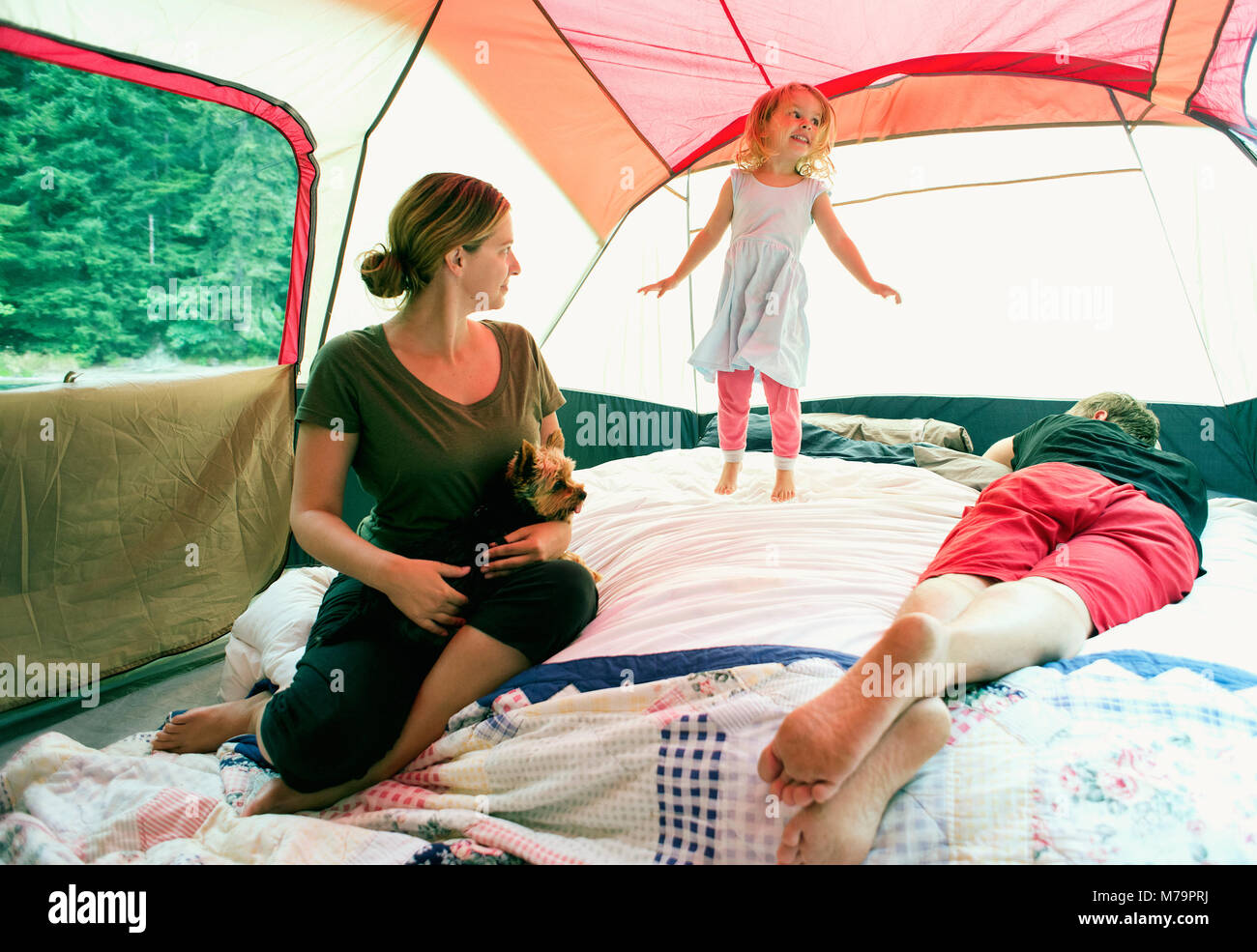 Eine Familie, sich in ihr Zelt. Stockfoto
