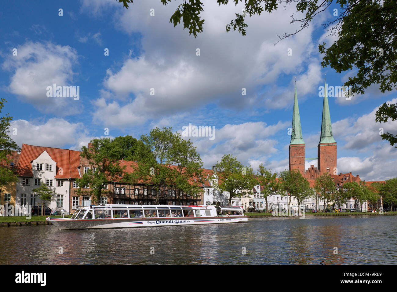 Touristische Bootsfahrt auf der Trave und den Lübecker Dom/Dom zu Lübeck/Lübecker Dom in der Hansestadt Lübeck, Schleswig-Holstein, Deutschland Stockfoto
