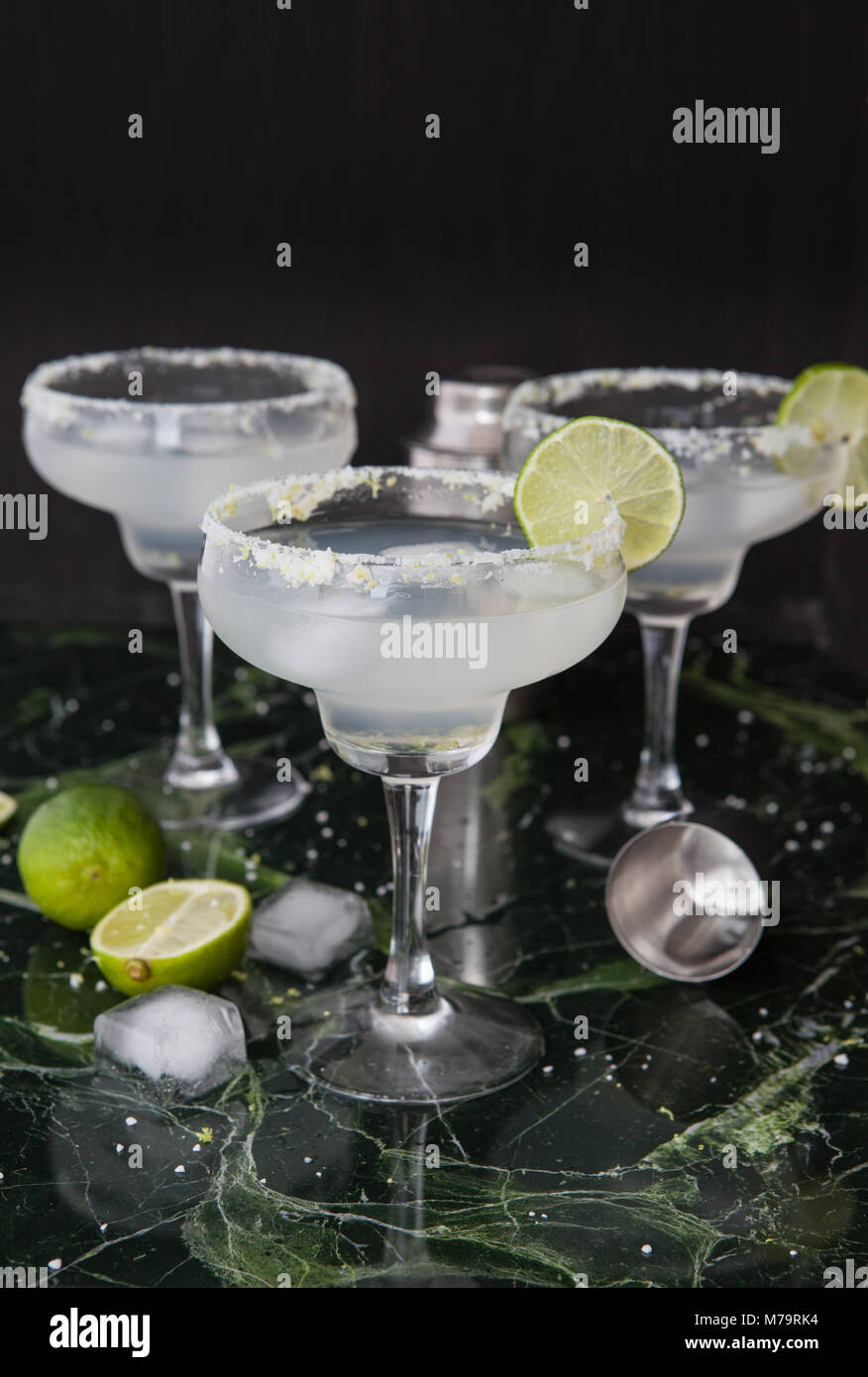 Ice Cold Margarita Cocktails in Stammzellen Gläser mit gesalzener Rim Stockfoto