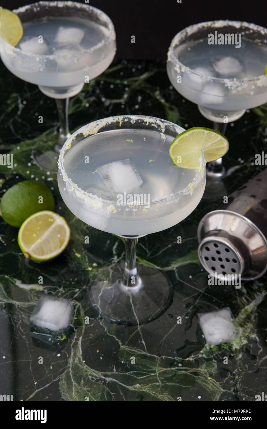 Ice Cold Margarita Cocktails in Stammzellen Gläser mit gesalzener Rim Stockfoto