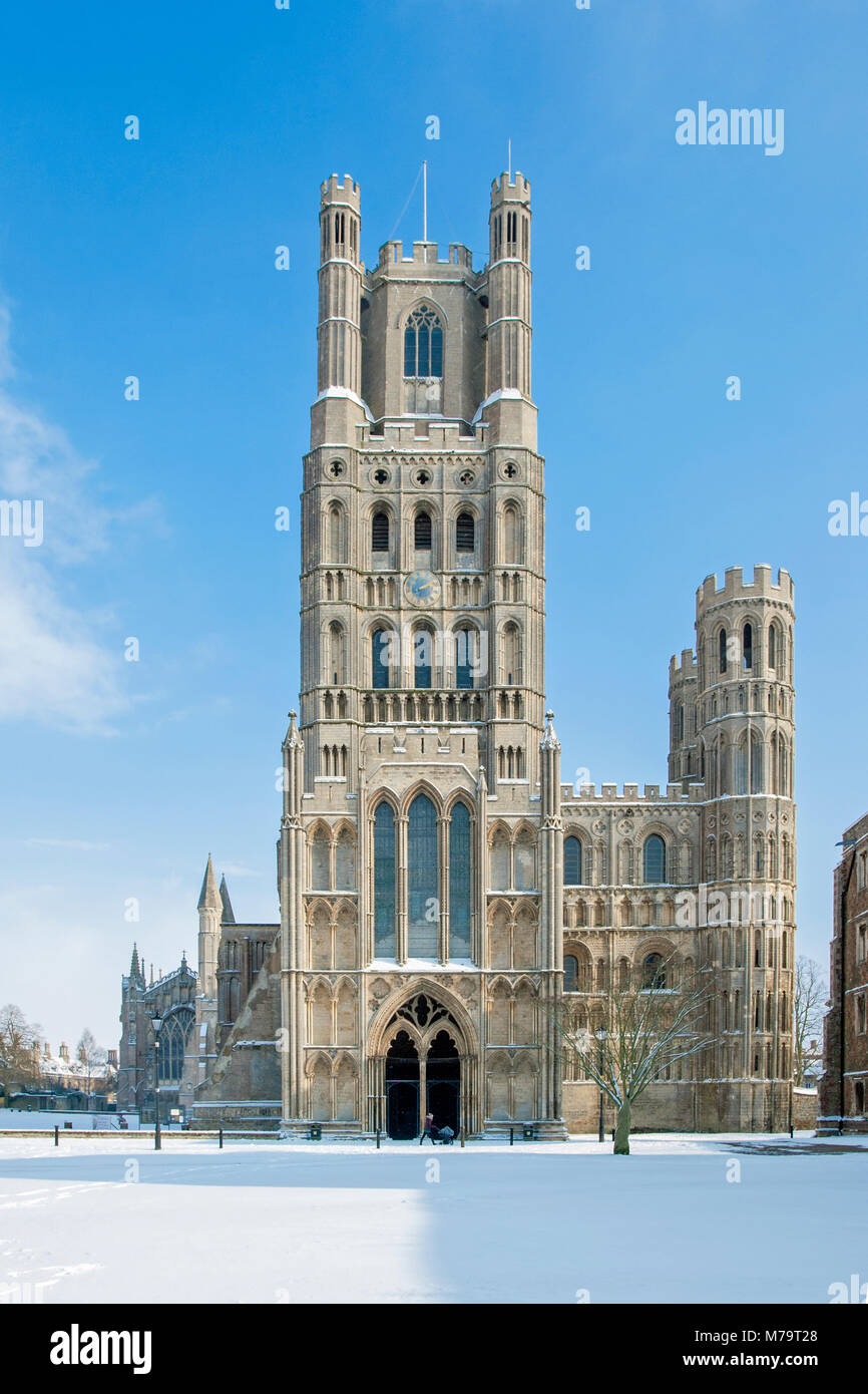 Blick auf die Westfassade der Kathedrale von Ely im Schnee, Ely, Cambridgeshire, England Stockfoto