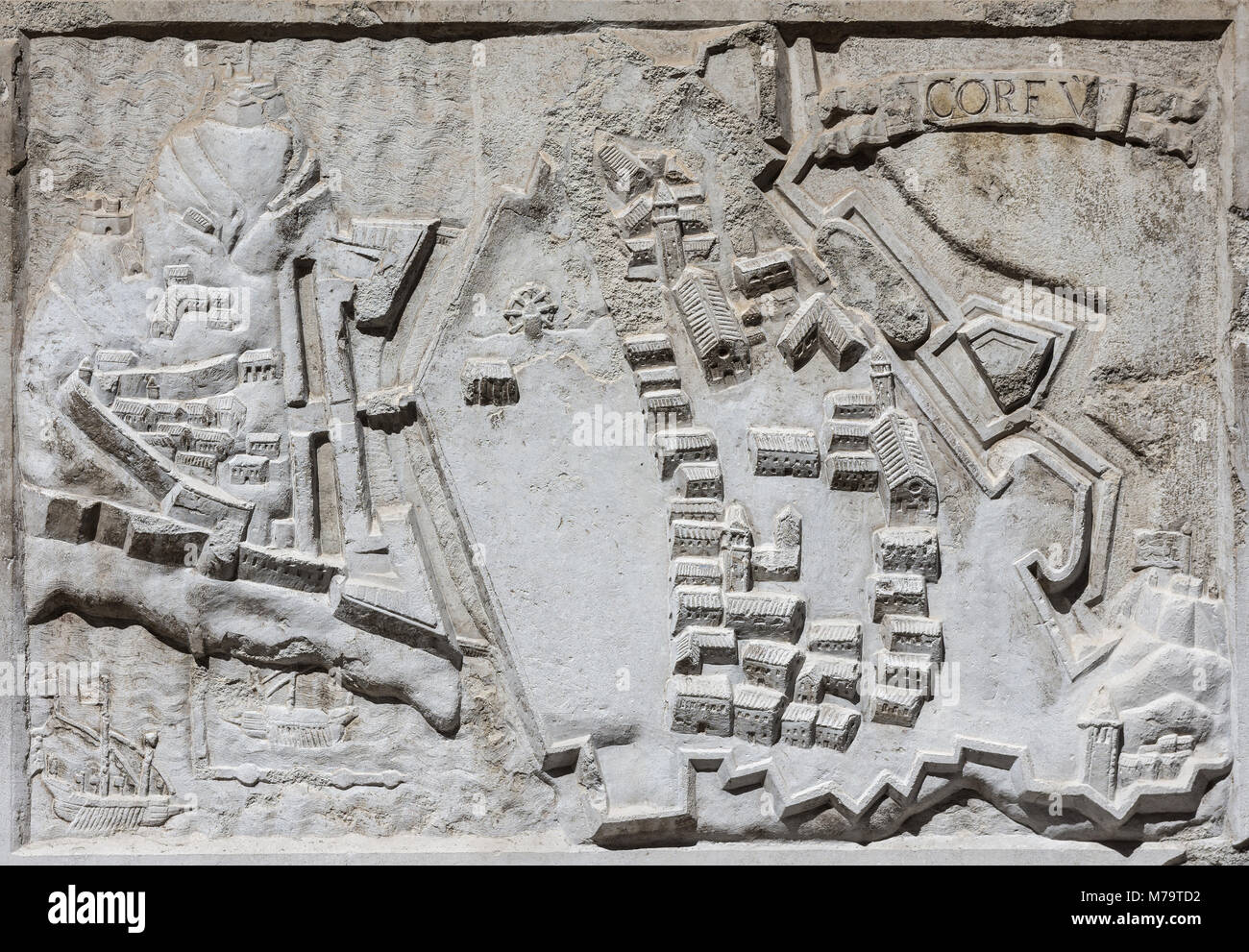 Alte Karte von der ummauerten Stadt in der Ionischen Insel Korfu (Griechenland), eine alte venezianische Festung auf der Adria, von einem Stein Relief auf Santa Maria de Stockfoto