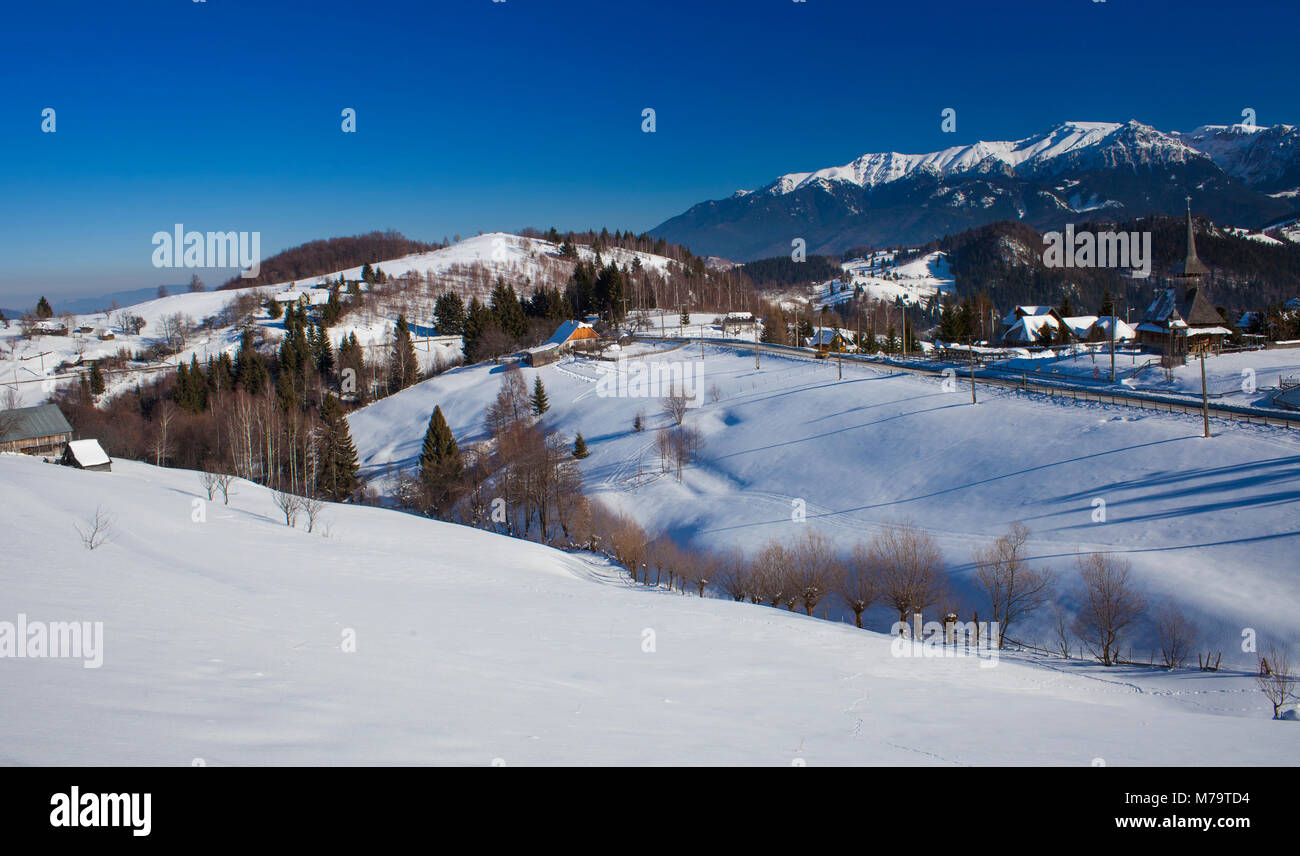 Bucegi Bergen aus Rucar-Bran Überführung gesehen. Rumänischen Karpaten Stockfoto