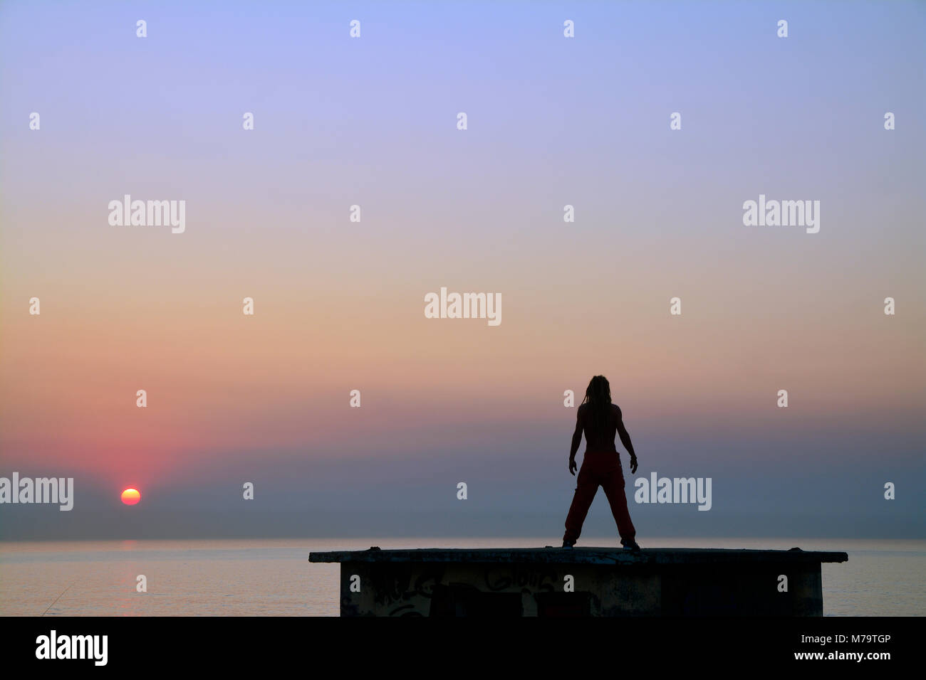 Sasha auf wilden Dach Betrachtung Sonnenuntergang in Guincho (Portugal) Stockfoto