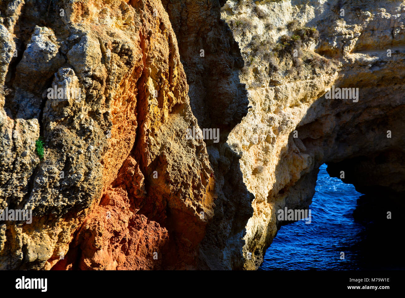 Höhle mit farbigen Felsen mit schönen Licht und Schatten Effekt in Lagos (Portugal) Stockfoto