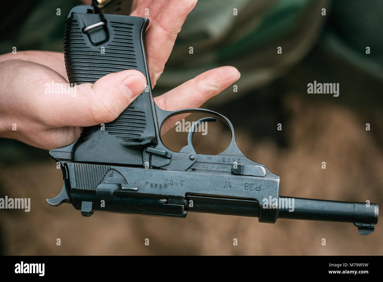Gomel, Belarus - November 26, 2017: Die Pistole Walther P38 in der Hand der Soldat Stockfoto