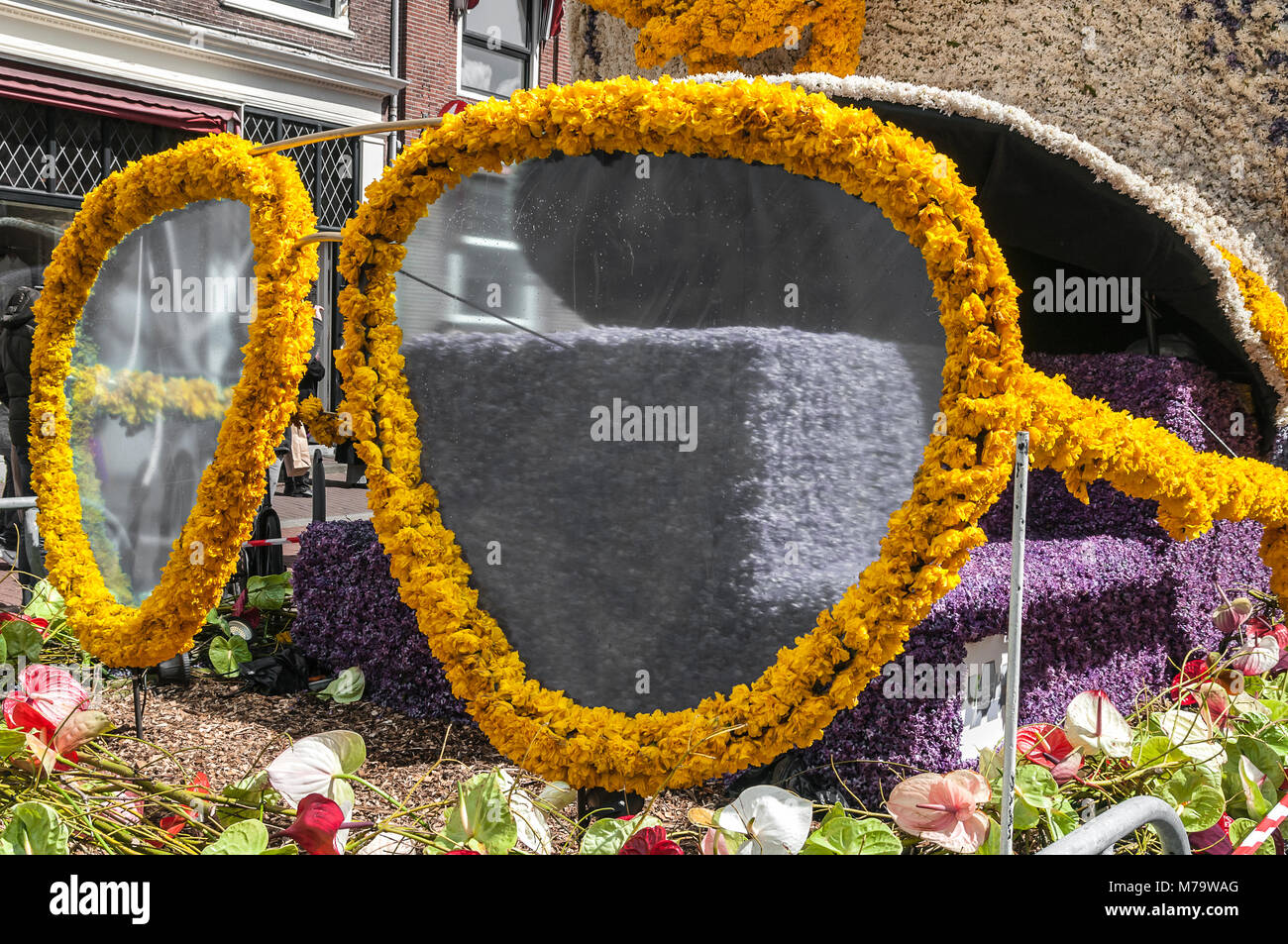 Eine riesige Brille aus Blumen gemacht Stockfoto