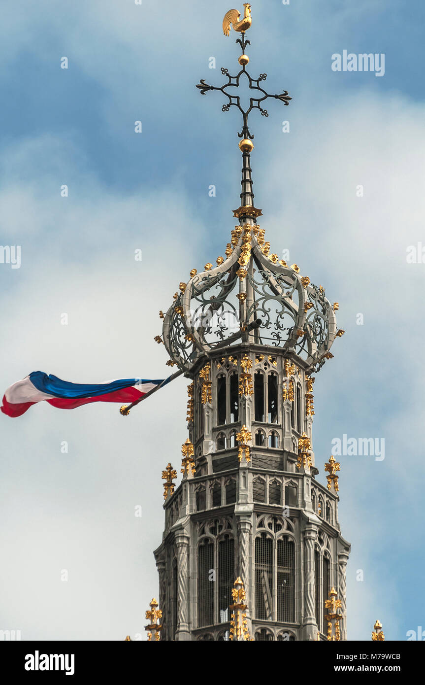 Nahaufnahme eines niederländischen Kirche Turm mit der niederländischen Flagge heraus hängen Stockfoto