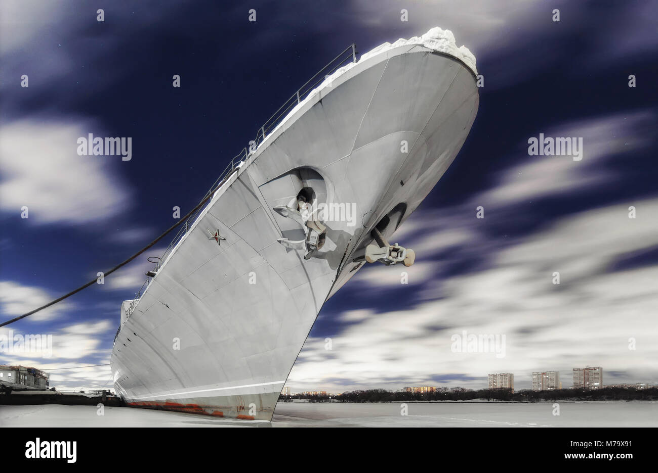 Die russische Kriegsschiff ist auf einem zugefrorenen Fluss in der Nacht günstig Stockfoto