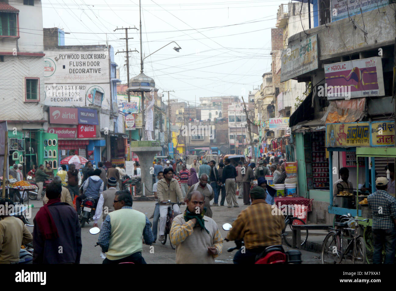 Belebten Hauptstraße in einer kleinen indischen Stadt Stockfoto