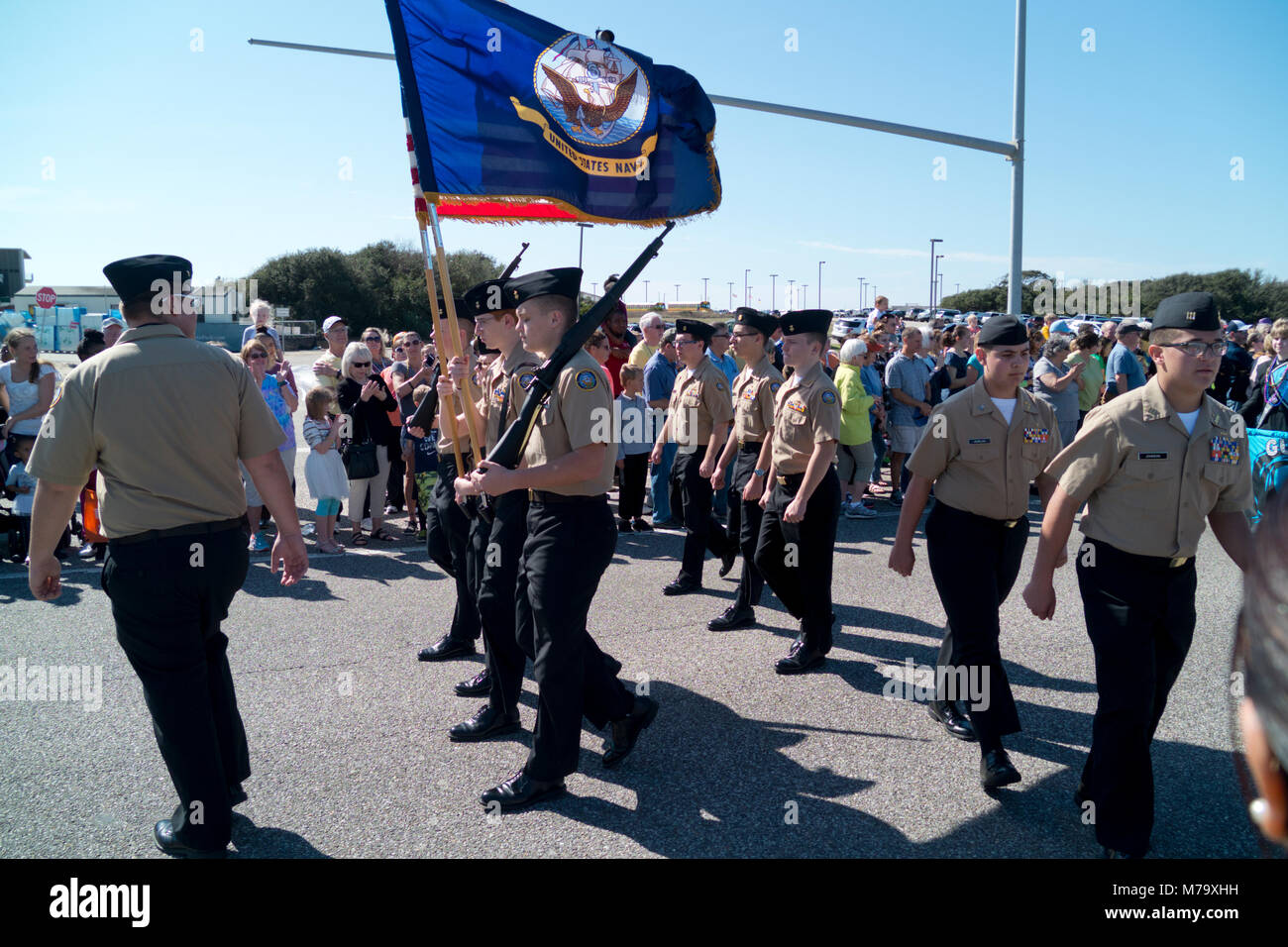 United States Navy Ehrengarde führt die Gulf Shores Mardi Gras Parade Februar, 2018. Stockfoto