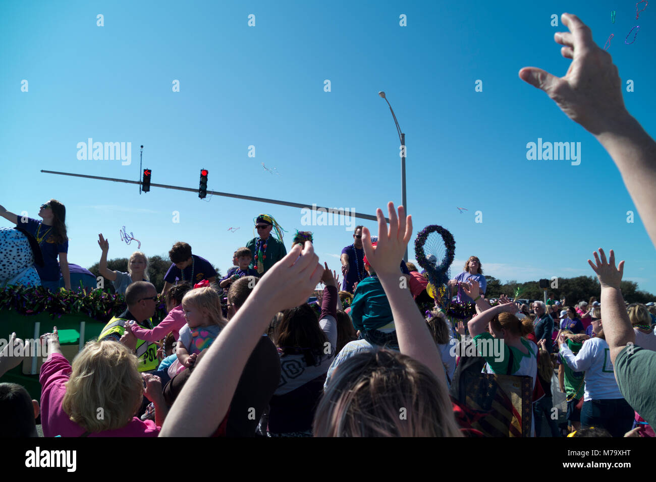 Hände greifen für geworfen Perlen in der Mardi Gras Parade an der Gulf Shores, Alabama. Stockfoto