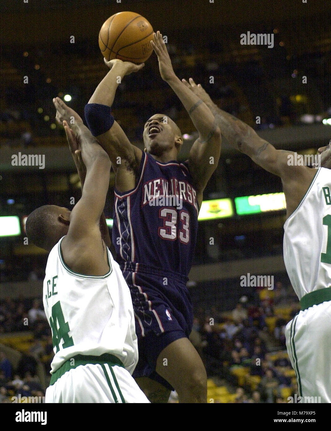 New Jersey Nets #33 Stephon Marbury Kerben auf Boston Celtics #34 Paul Pierce im Spiel Action im Fleet Center in Boston, MA, USA Dez 20,2000 Bill belknap Stockfoto