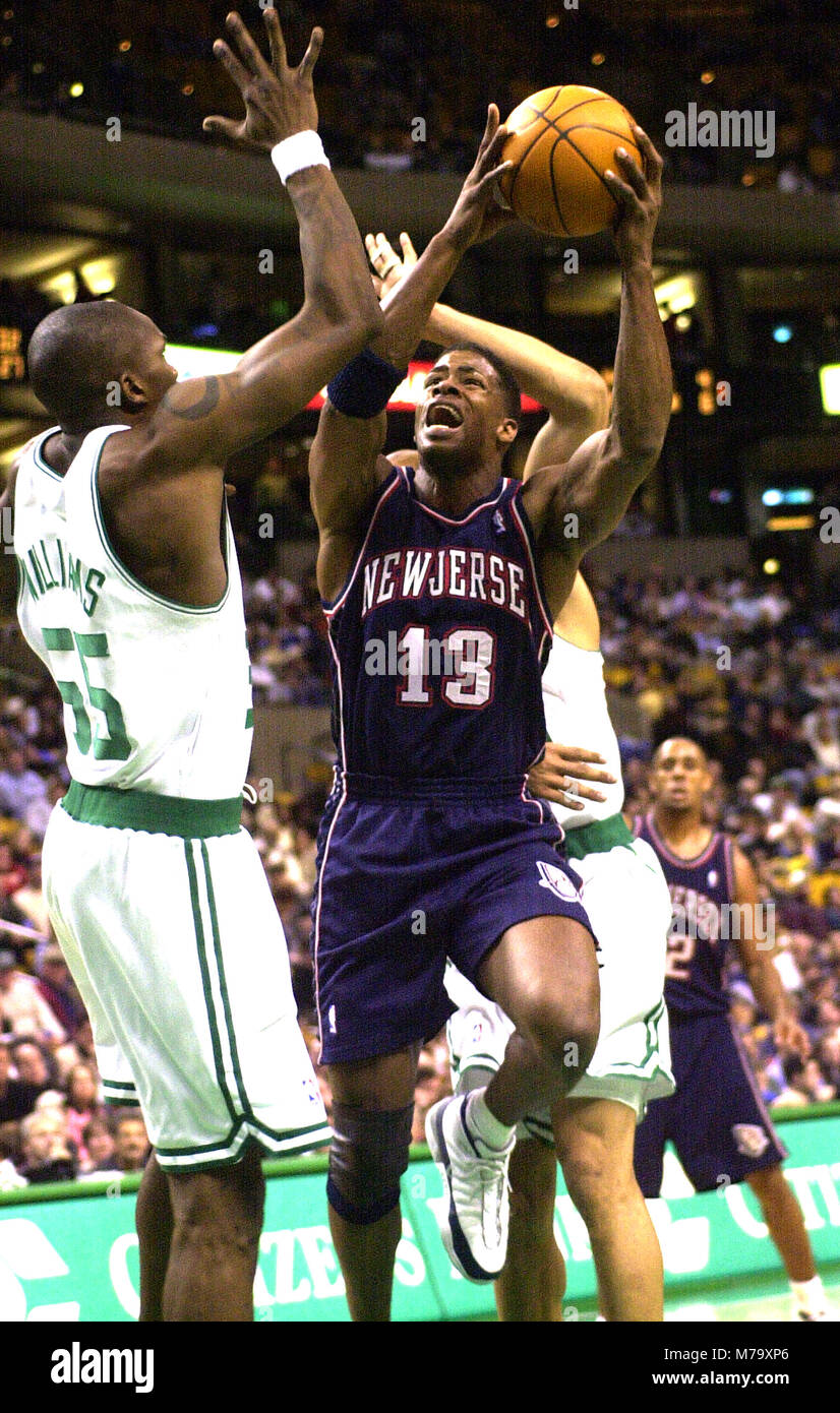 New Jersey Nets #13 Kendall Gill schießt auf Boston Celtics #55 Eric Williams im Spiel Action im Fleet Center in Boston, Ma USA Dez 20, 2000 Foto von Bill belknap Stockfoto