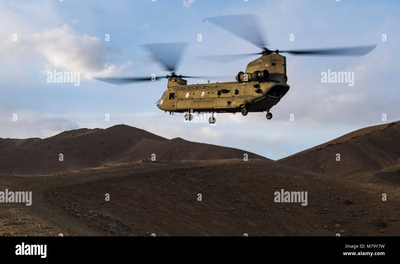 Ein U.S. Army Task Force Schläger CH-47F Chinook bereitet während eines Personal Recovery Übung mit einem Schutzengel Team die 83 Expeditionary Rescue Squadron am Flughafen Bagram, Afghanistan, 6. März 2018 vergeben zu landen. Die Armee der Besatzungen und Air Force Schutzengel Teams durchgeführt, um die Übung Teamwork und Verfahren zu bauen, wie Sie gemeinsame Personal Recovery Funktionen bieten, die in der Lieferung von entscheidender Airpower für US Central Command. (U.S. Air Force Foto von Tech. Sgt. Gregory Bach) Stockfoto