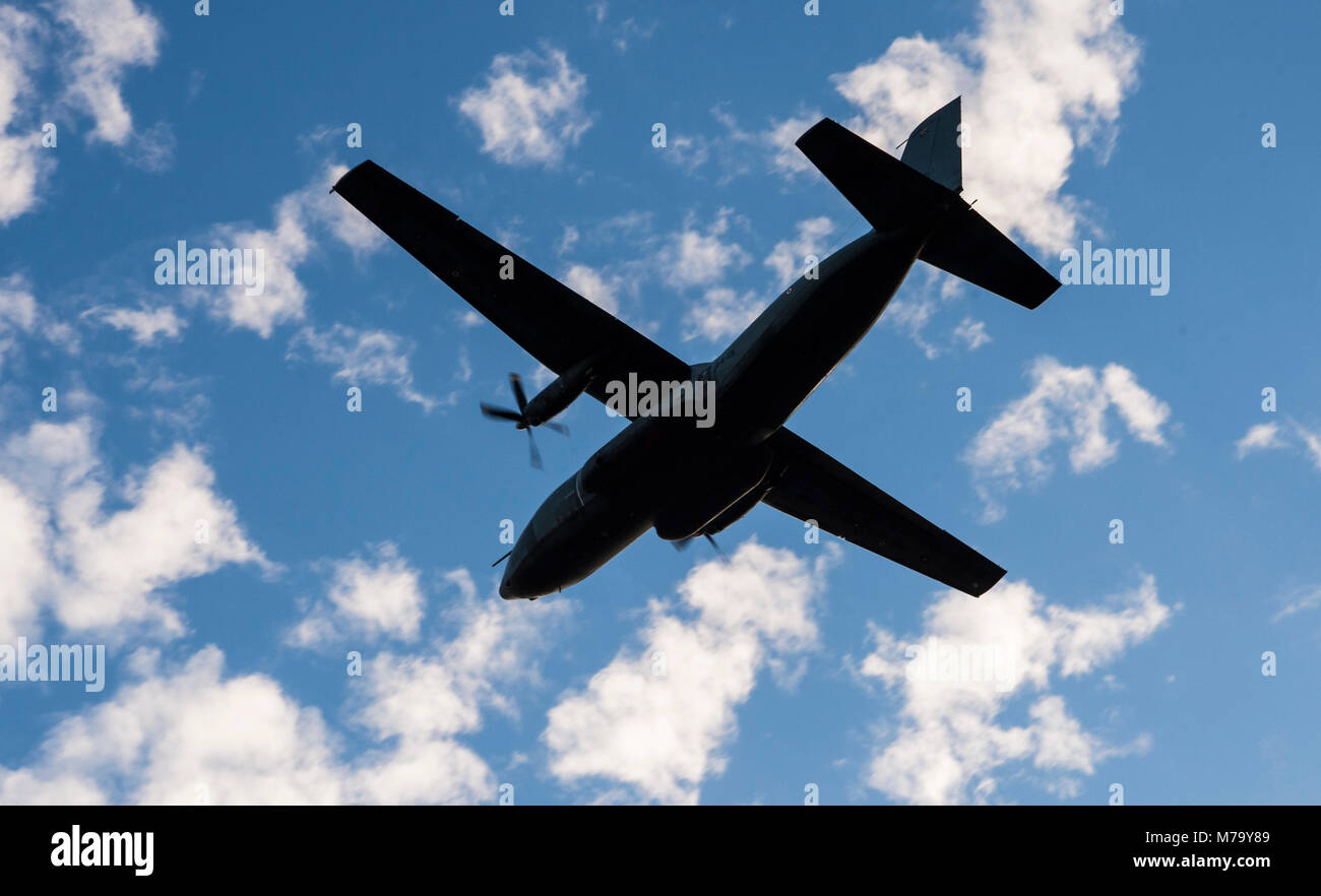 Eine NATO-C-160 fliegt über Hurlburt Field, Florida RAPIDs, schnelle Infiltration, exfiltration Ausbildung, Jan. 26, 2018. Im Emerald Krieger, der größte gemeinsame und kombiniert spezielle Operationen übung, U.S. Special Operations Command Kräfte Zug zu verschiedenen Bedrohungen im gesamten Spektrum der Konflikt zu reagieren. (US Air Force Foto von Airman 1st Class Kristen Heller) Stockfoto