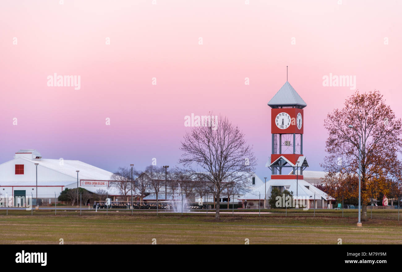 Georgien Nationale Messe & Agricenter der Glockenturm steht inmitten der Pastellfarben der Dämmerung in Perry, Georgia. (USA) Stockfoto