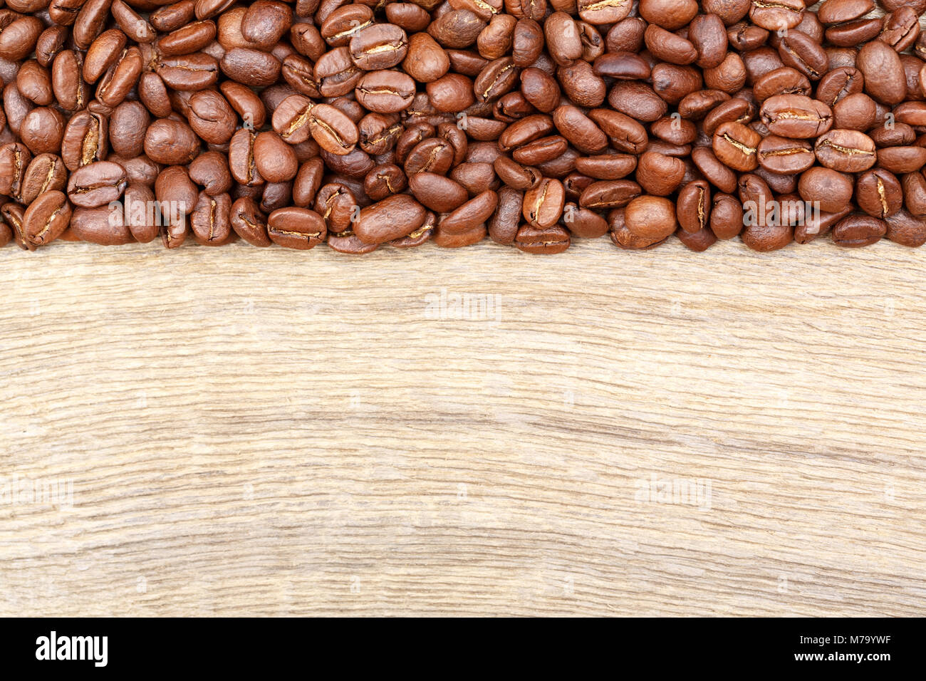 Kaffeebohnen auf alten Holztisch. Ansicht von oben. Stockfoto