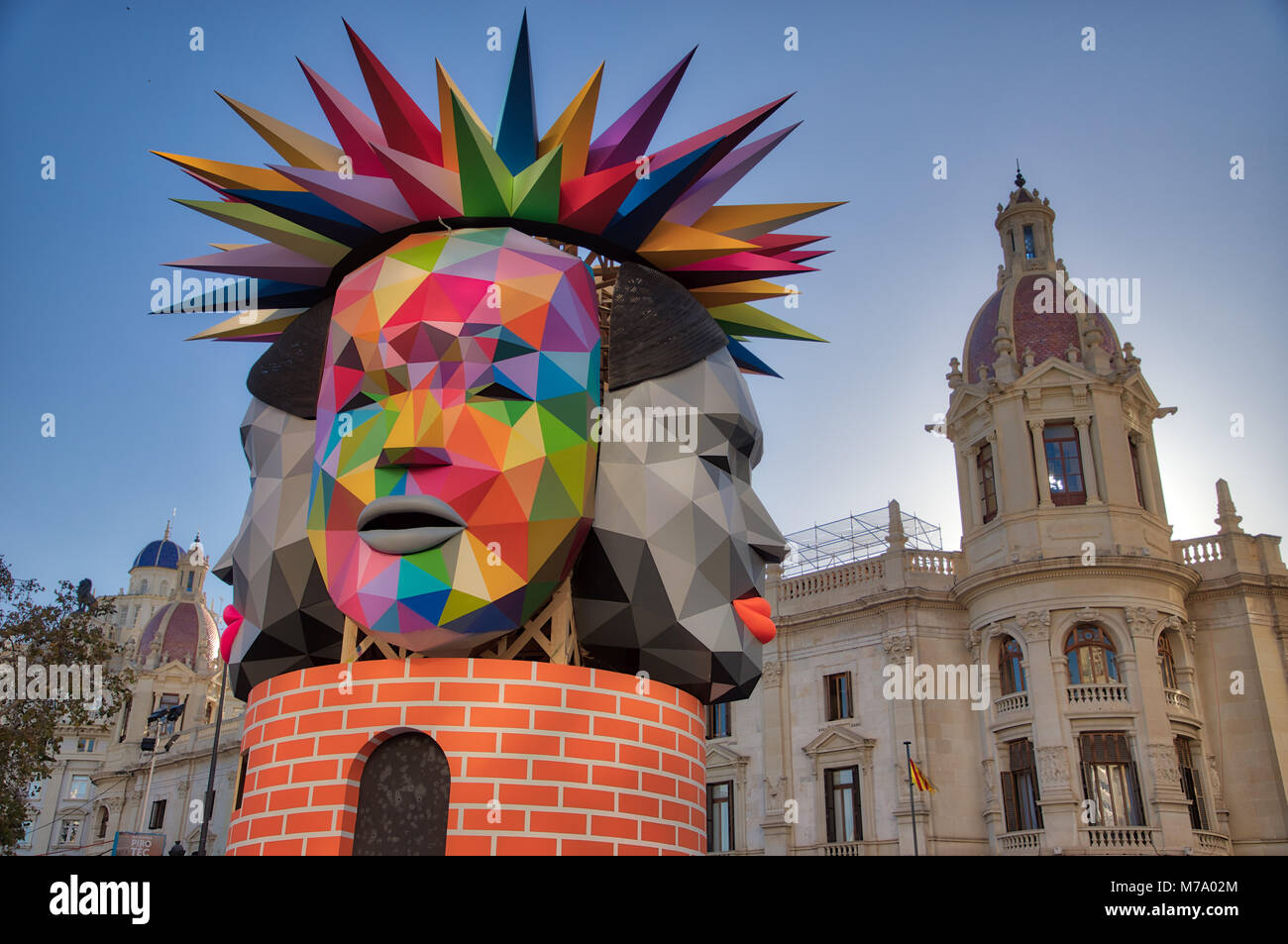 VALENCIA, Spanien - 3/9/2018: Nahaufnahme von einem großen Kopf konfrontiert, die Teil eines größeren Fallas Statue in der Plaza del Ayuntamiento eingestellt werden Stockfoto