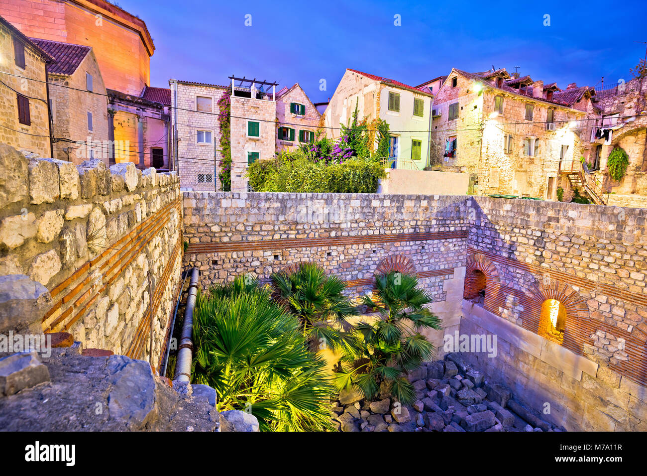 Bunte old stone Street von Split Altstadt Dämmerung, Dalmatien Region von Kroatien Stockfoto
