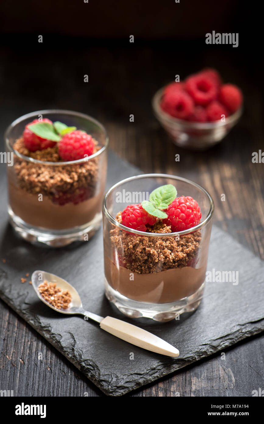 Dessert Schokolade in Gläsern mit Himbeeren. Mousse au Chocolat oder ...
