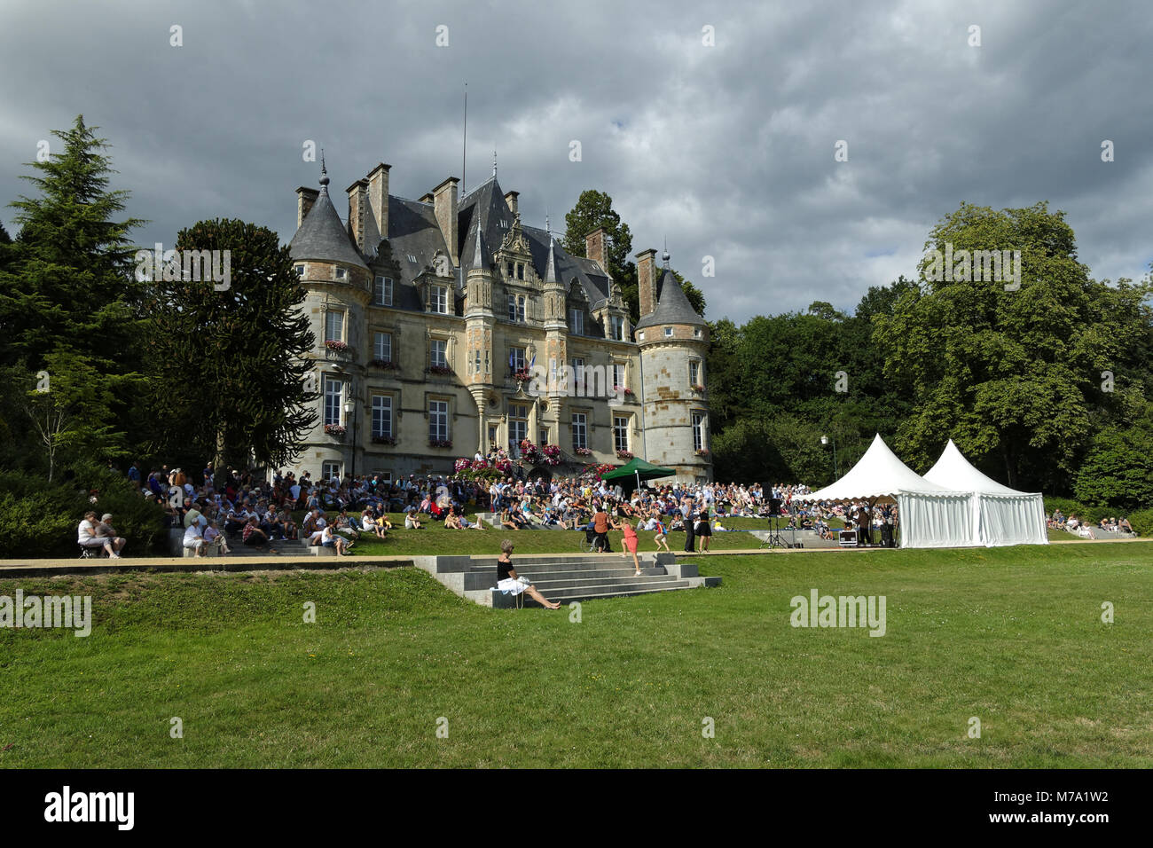 Schloss und Park von "Roche-Bagnoles' oder 'Tessé' Schloss (und auch das Rathaus) in Bagnoles de l'Orne, ein Konzert Tag (Orne, Normandie, Frankreich). Stockfoto
