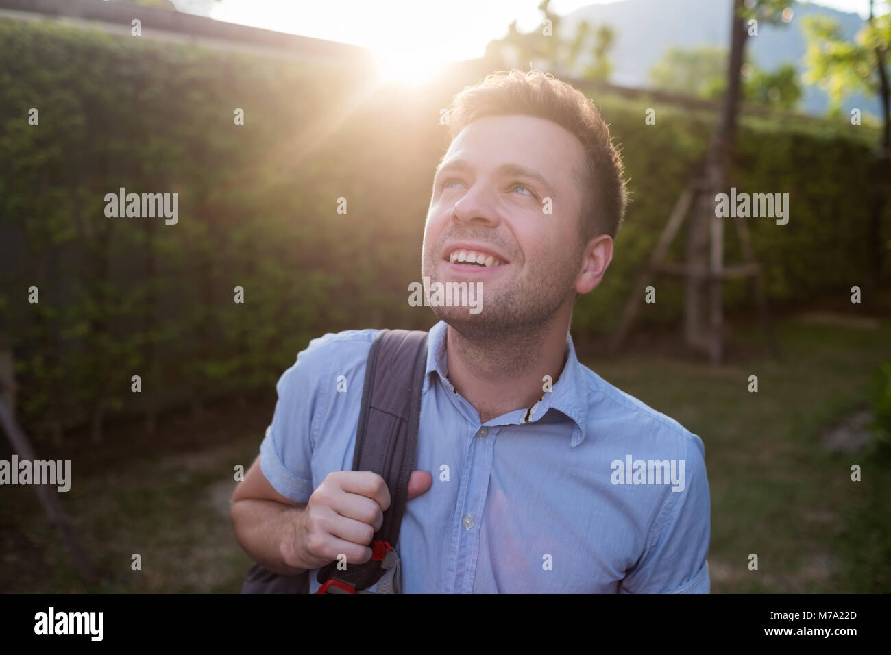 Kaukasische Student am Campus der Universität mit backbapck. Bildung, Inspiration und remote arbeiten Konzept. Stockfoto