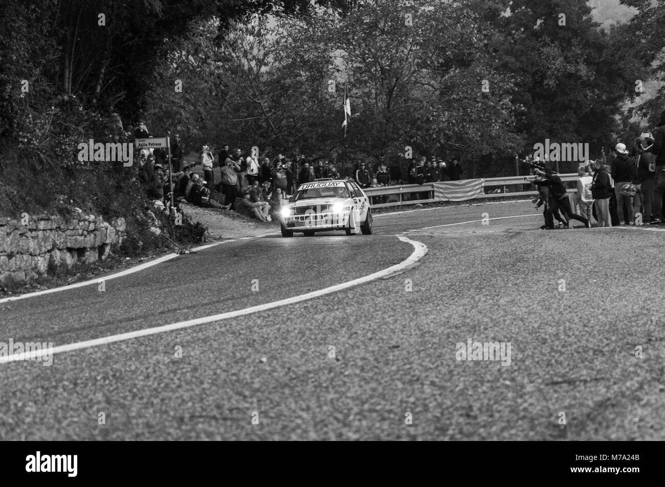 SAN MARINO - OTT 21, 2017: LANCIA DELTA INT16 V 1990 in alten Rennwagen Rallye historische Rennen Stockfoto