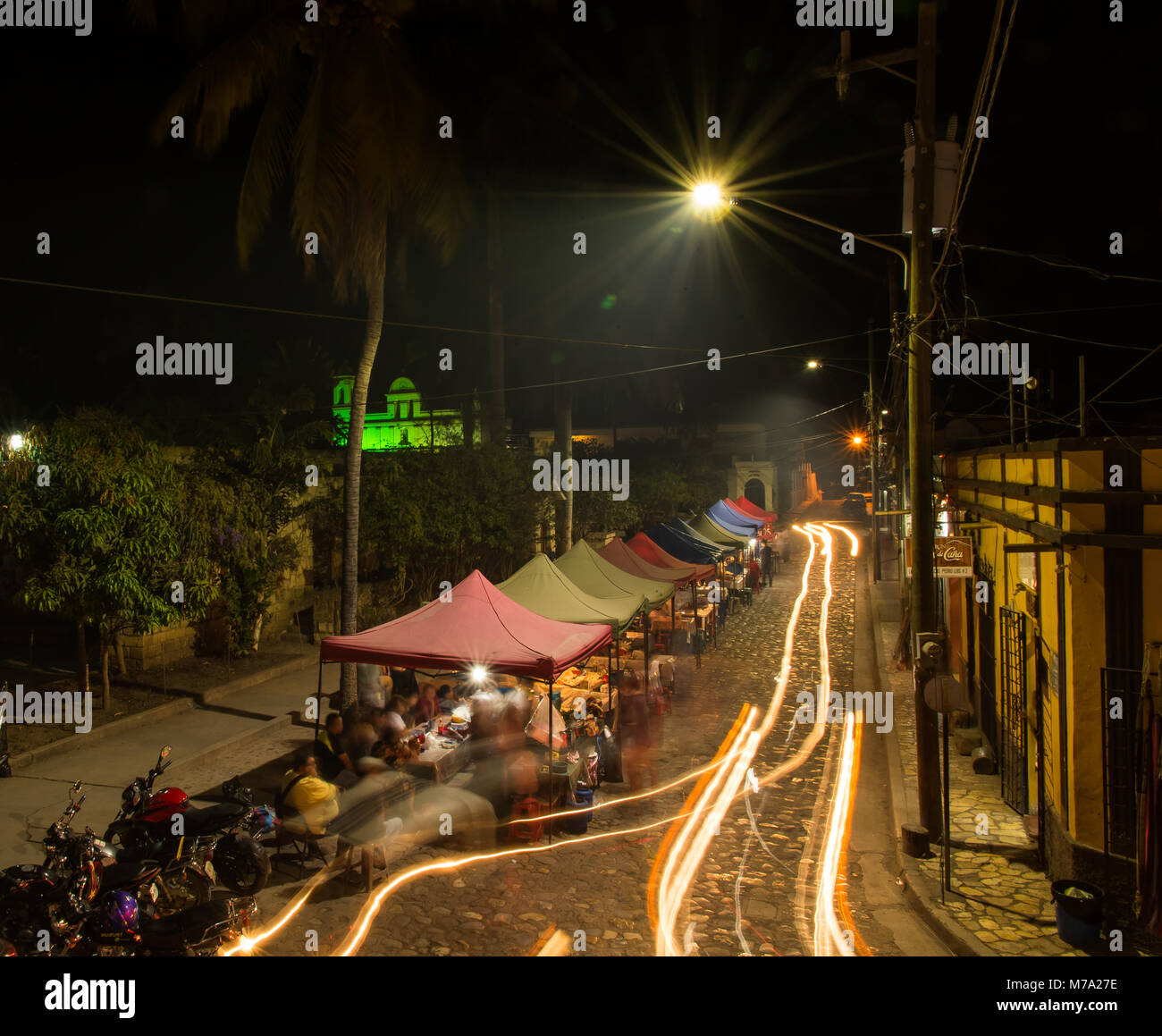 Village Street Food Anbieter und Leichte Wanderwege Stockfoto