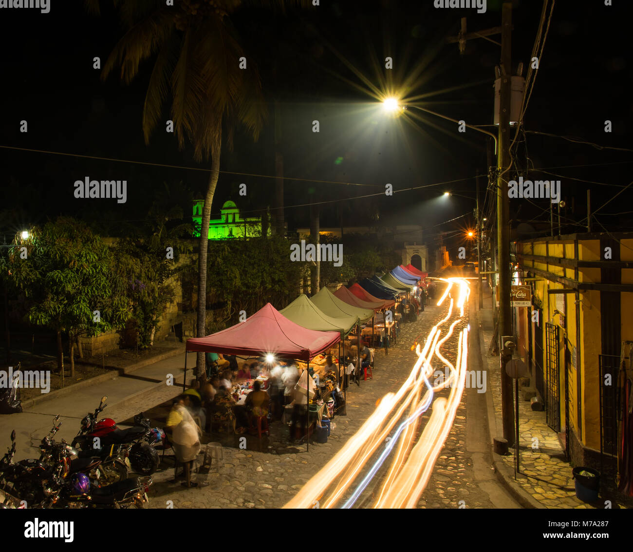 Village Street Food Anbieter und Leichte Wanderwege Stockfoto