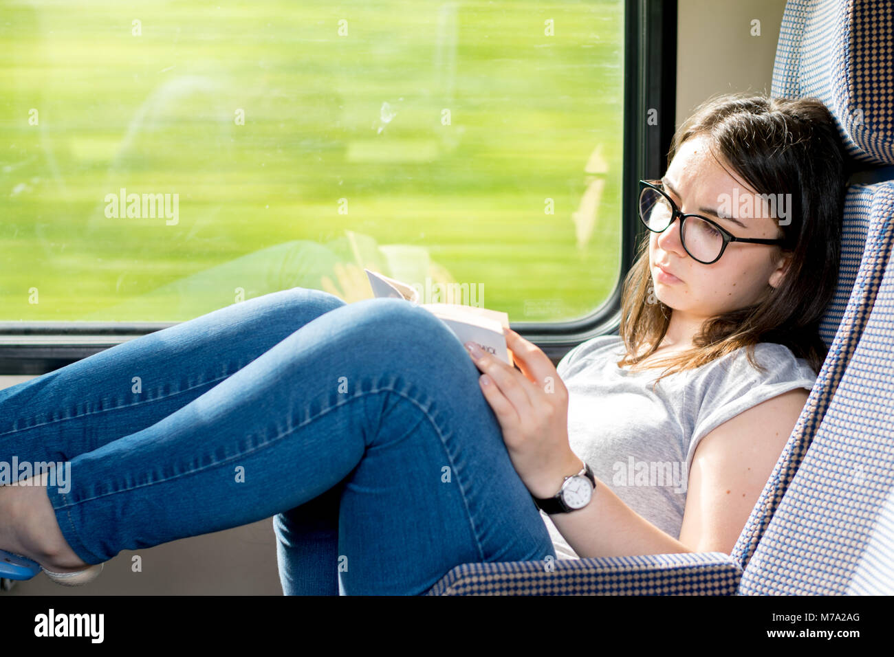 Mädchen Lesen auf einem Zug in Siebenbürgen, Rumänien. Stockfoto