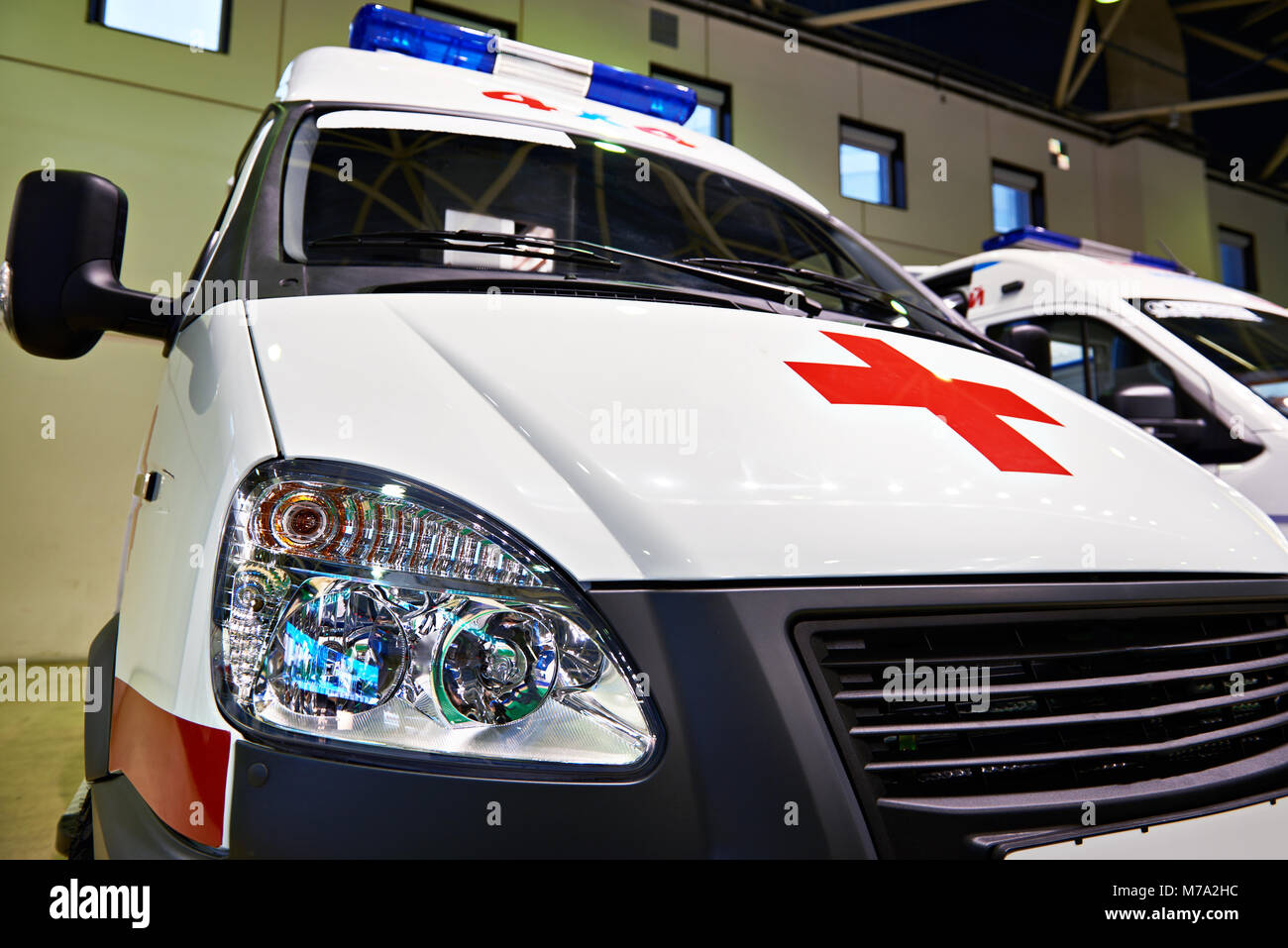 Weiße Krankenwagen Auto mit einem roten Kreuz in der Ansicht von vorn Stockfoto