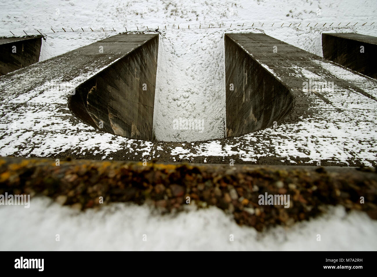 Unten ein Blick auf die Strebepfeiler der Nant y moch Behälter dam Stockfoto