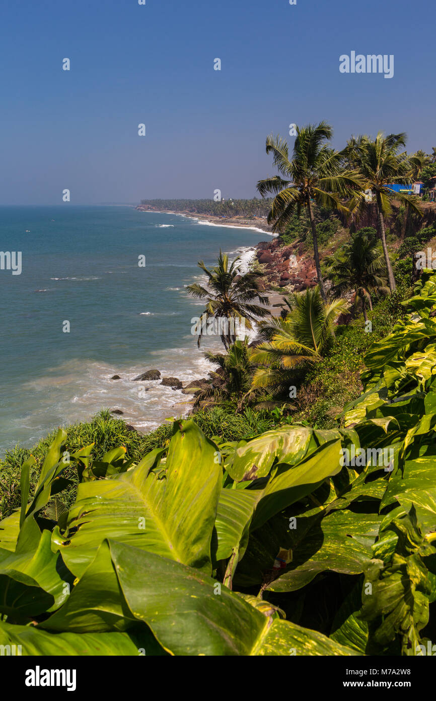 Blick vom grünen Klippen über arabische Meer Stockfoto