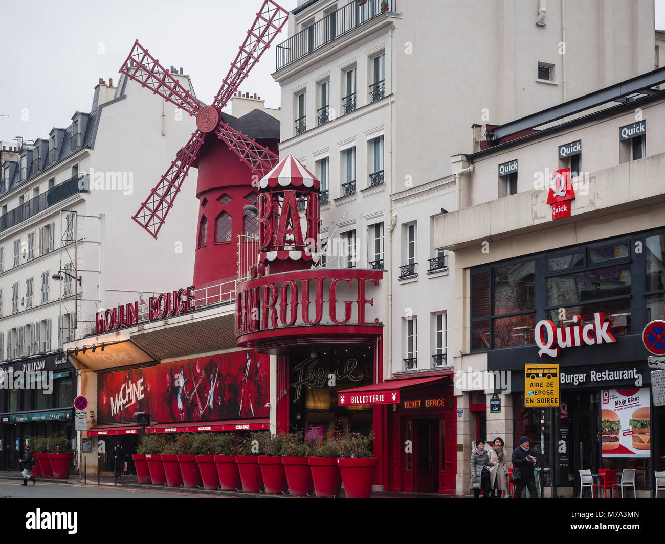 Paris, Frankreich - 7. Januar 2017: Moulin Rouge in Paris. Es ist ein berühmtes Kabarett 1889, Position im Viertel Montmartre. Stockfoto