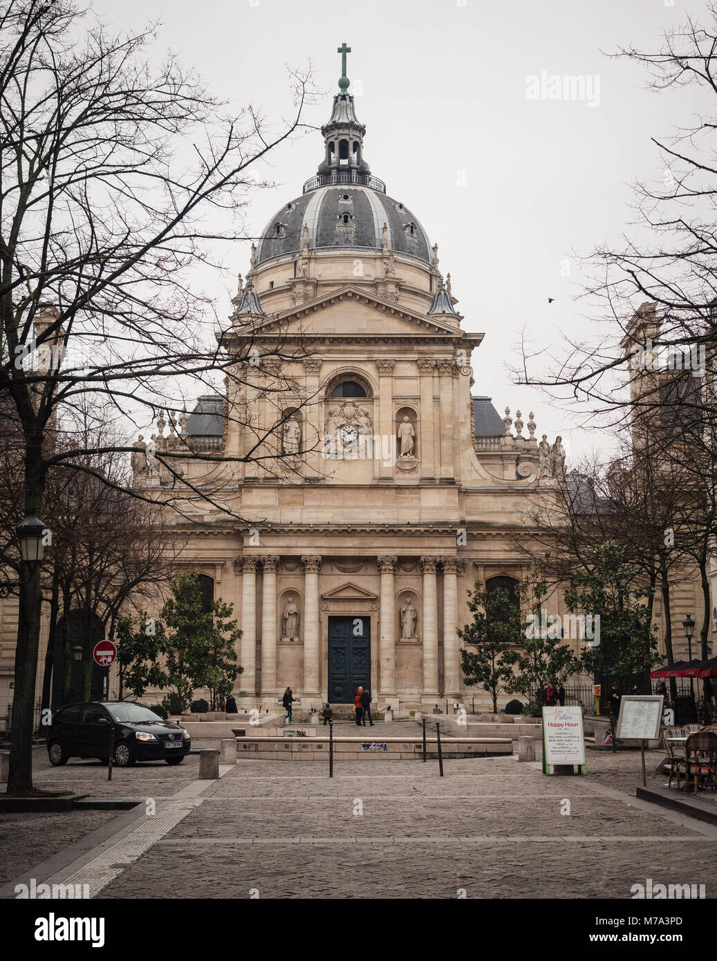 Paris, Frankreich - 7. Januar 2018: La Sorbonne ist ein Pariser Gebäude, dessen Ruhm zu den Universitäten war und ist immer noch auf der Basis verbunden ist. Es ist Stockfoto