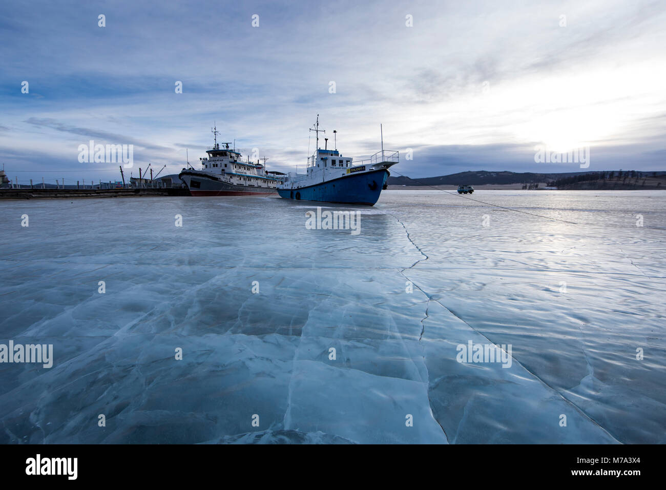 Altes Boot im Eis stecken auf einem zugefrorenen See Khovsgol Stockfoto